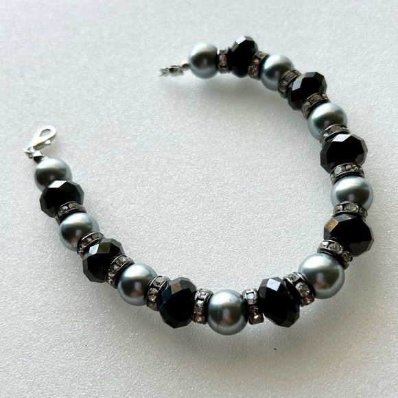 Glass Gray and Faceted Black Bead Bracelet 9” with Rhinestone Rondelle Spacers - Picture 3 of 8